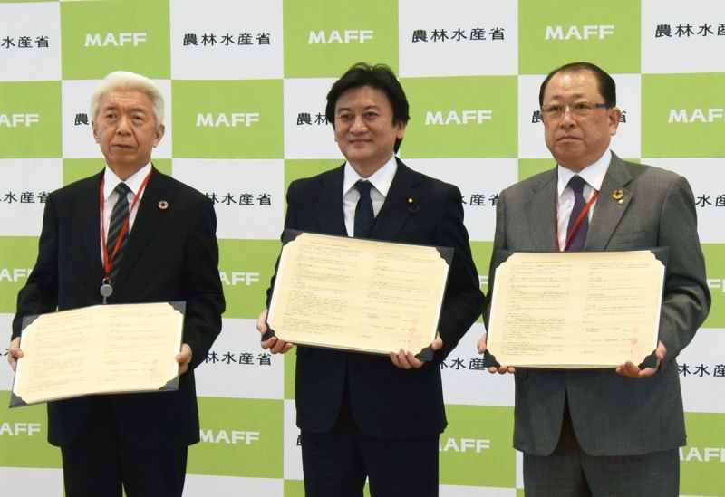 協定締結式に参加した武部新農水副大臣(中)、沓掛英二野村不HD社長CEO(右)、倉田俊行ウイング社長(左)