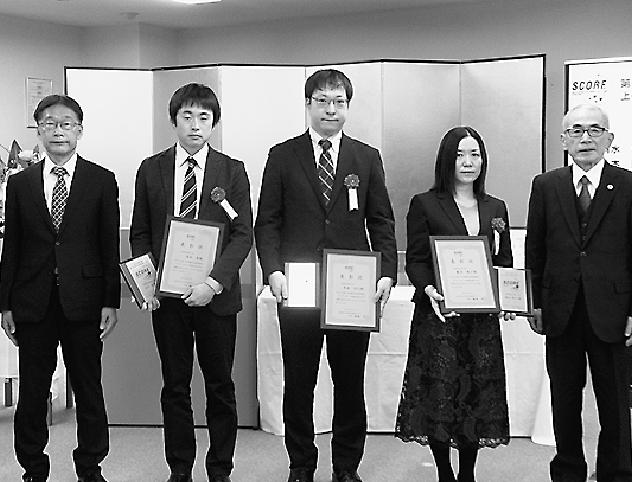 左から本東信推進センター副理事長、受賞した清水氏、角本氏、兼田氏、問題を監修した松田弘弁護士