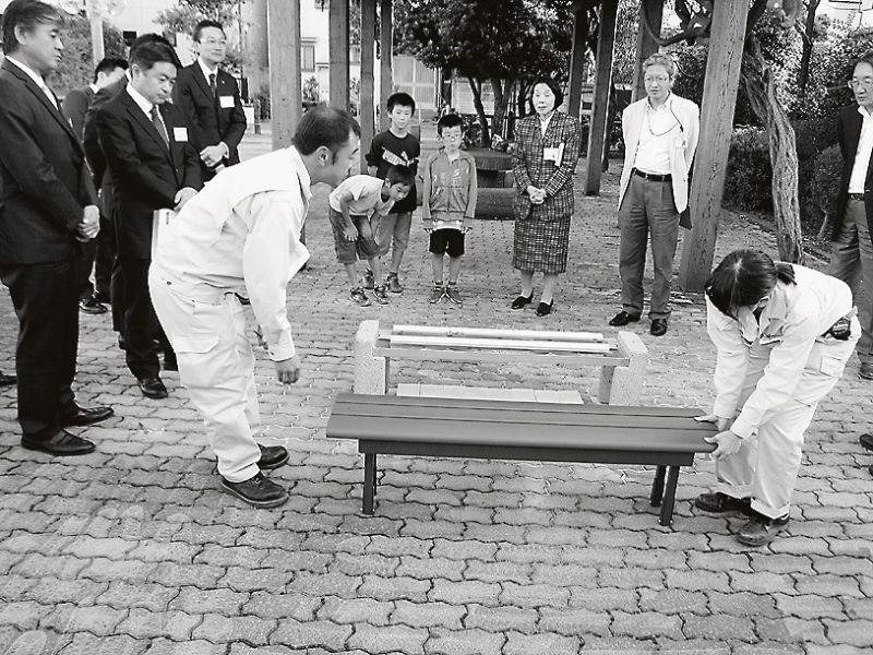 公園に寄付したかまどベンチの見学風景(奥中央が清原市長)