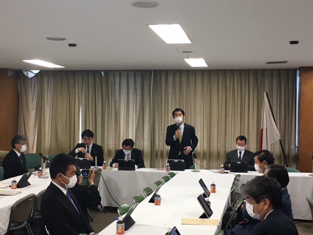 あいさつする江崎委員長(中央)