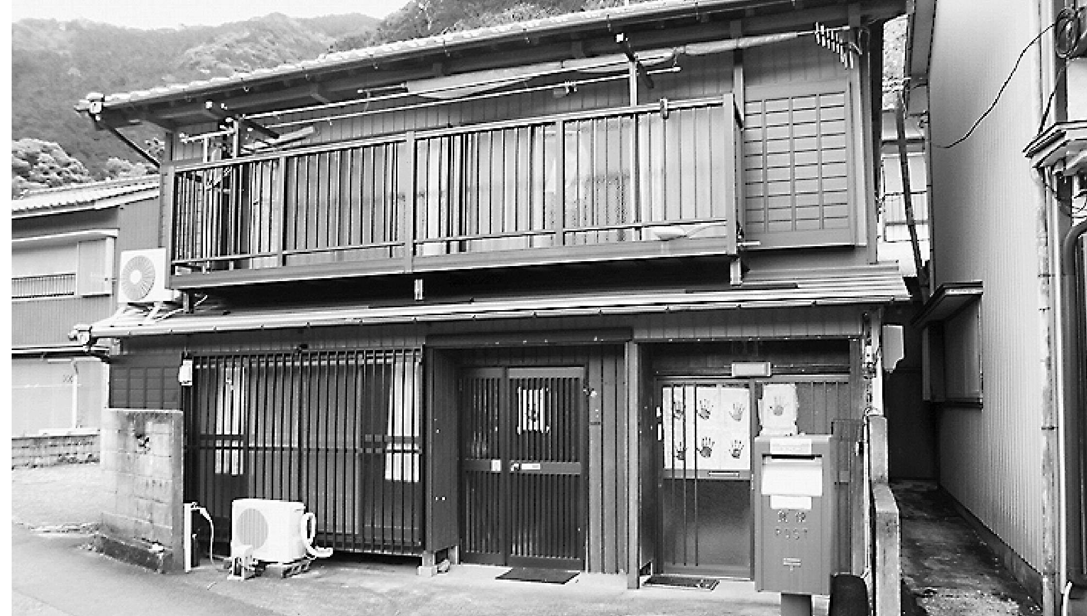 （左）軒先に張り出された米寿を祝う手形　（下）簡易郵便局は今も閉鎖中