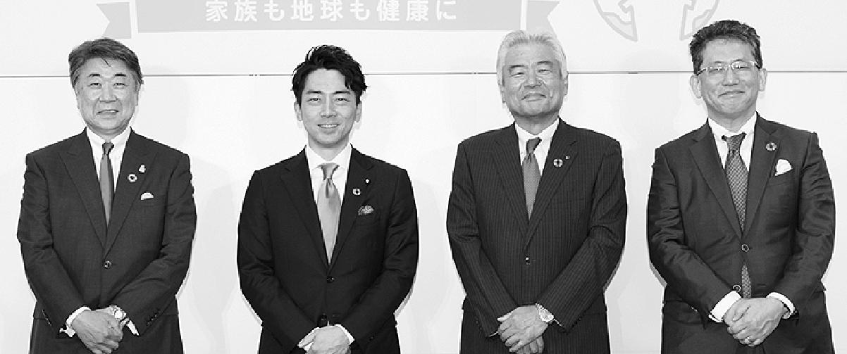 キックオフイベントに出席した、左から住団連の阿部会長、小泉大臣、日本建材・住宅設備産業協会の億田会長と瀬戸欣哉副会長
