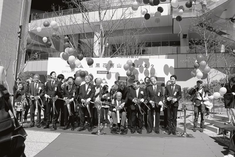 街びらきのテープカットの後、子供たちがバルーンを飛ばした