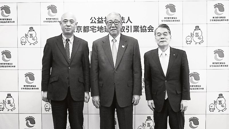 提携式後の瀬川理事長(中)とダンゴネット松川会長(右)、リングアンドリンク金丸代表