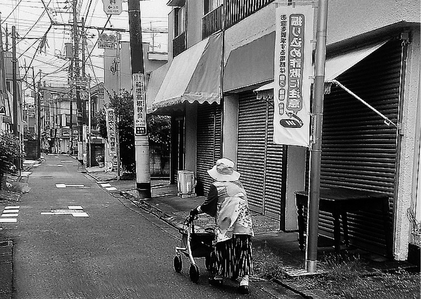 彼方の空 住宅評論家 本多信博 ◇145 持続可能な家族社会へ (上) 増え続ける独居老人 近居政策が日本を救う