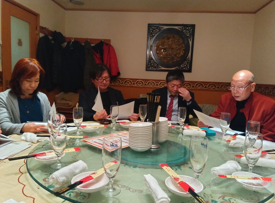 ひと・住文化研究所が2月12日に開いた理事会。写真右から鈴木静雄代表理事、玉廣賢事務局長、上原裕之氏、環境空間デザイナーの藤岡千夏氏。上原氏は近況報告として自身が進めてきた「一部屋断熱」運動に「耐震化」も加わることになった経緯を説明した