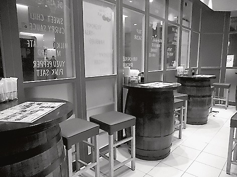 東京から揚げ店内