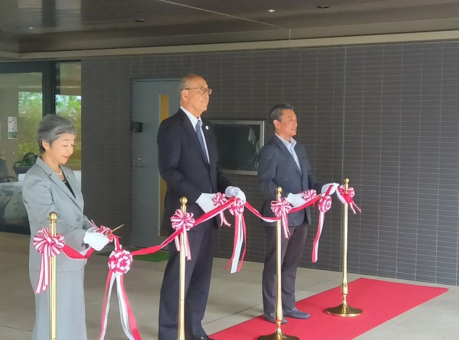 「Tonowa Gardenn 目白台」は7月7日、オープンした。写真はテープカットに臨む左から山本則子氏、東京大学理事の菅野暁氏、三菱地所レジデンス執行役員の渡辺昌之氏
