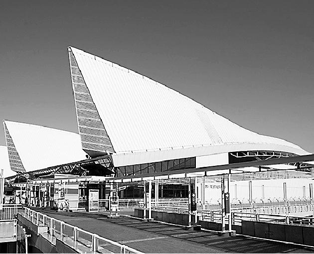 パシフィコ横浜。屋根は連続する波をイメージしている