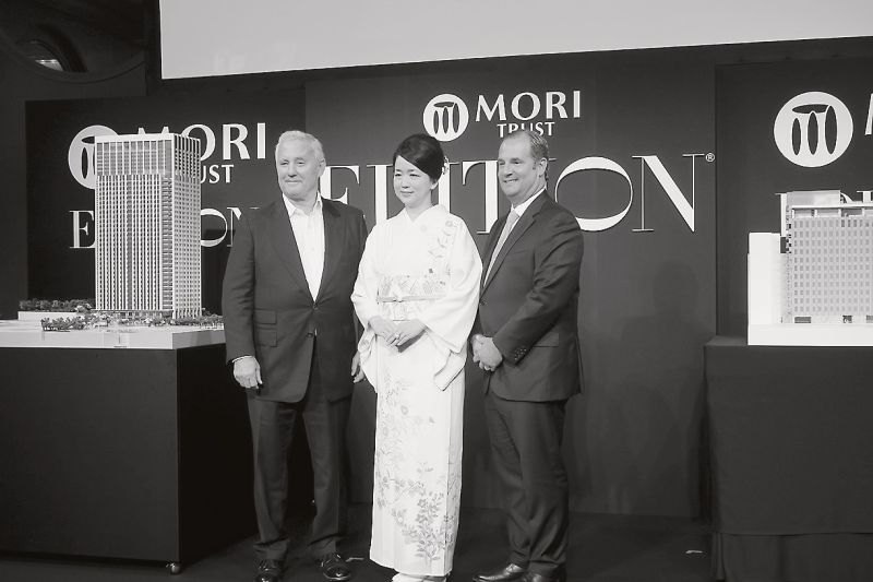 都内での会見風景。伊達美和子・森トラスト社長を中央に、右がマリオット・インターナショナルのアンソニー・カプアノ執行副社長兼国際開発責任者、左が世界的ホテリエのイアン・シュレーガー氏