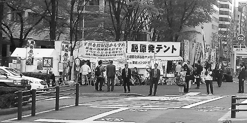 十分な説明がないまま、国が進める大飯原発再稼働の阻止を訴える声が広がっている(経産省前で)