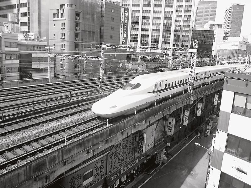 オフィスの窓からは新幹線などが行き交う光景が広がる
