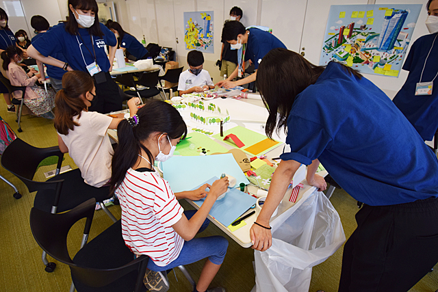 休憩時間中も熱心に作業する参加した子供たち