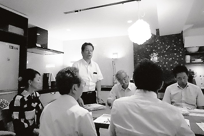 活発な論議が展開された第2回会合(左から3人目が講演した速水氏)