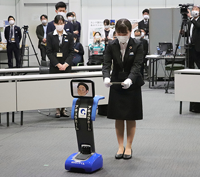 アキュラホームの入社式。細心の注意が払われ、辞令は非接触でロボットが渡す