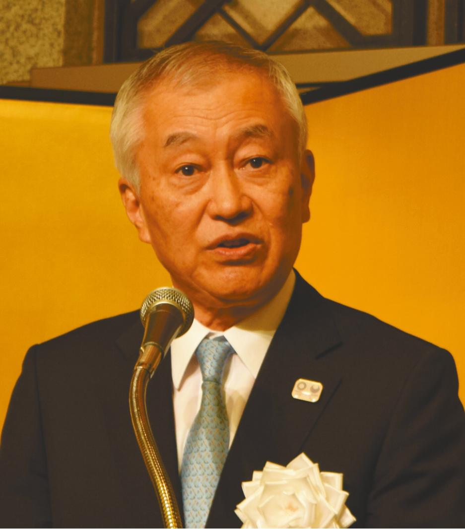 懇親会であいさつする菰田理事長