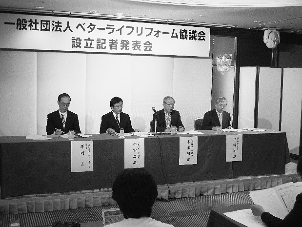 会見風景。右端が神崎会長