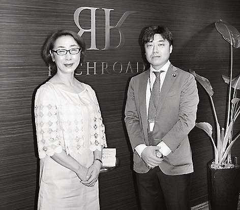徳田里枝社長(左)と大寺利幸取締役