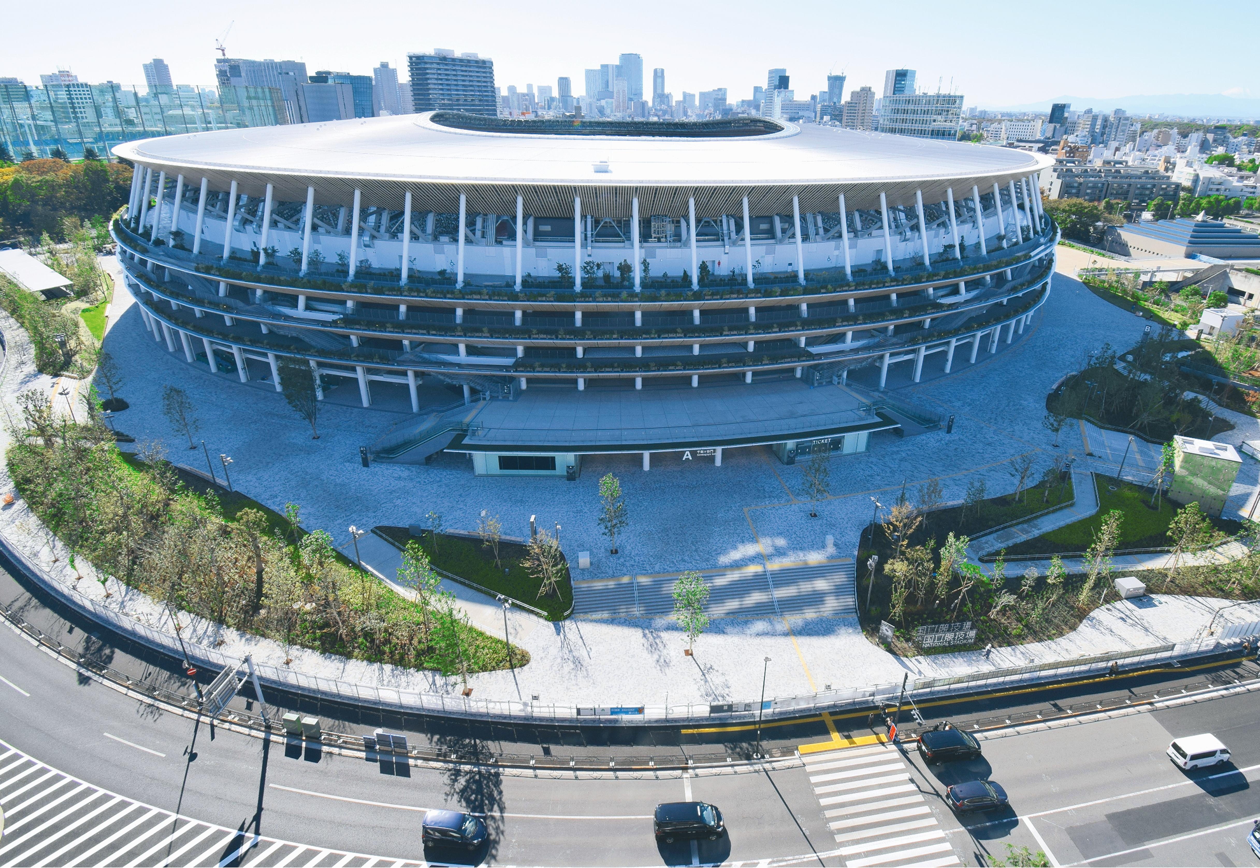 暮れも押し迫った昨年12月21日、約3年に及んだ工期が完了し、東京五輪・パラリンピックのメイン会場である新国立競技場がお披露目された。同施設は延べ面積約19万2000m2、地上5階・地下2階、約47メートルの高さがあり、約6万席(竣工時)の観客席が確保された。今年夏の本大会までの期間、各種イベントなども予定されているという。新競技場の完成により、オリンピックムードも一層高まりを見せる。国内外から東京に対する注目度も高まる。「五輪の顔」として、そして大会終了後も「東京の顔」として新たなレガシーが築かれていくことになる