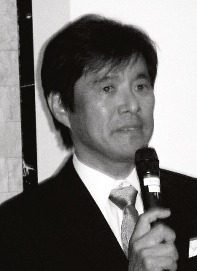 挨拶する塚越代表理事