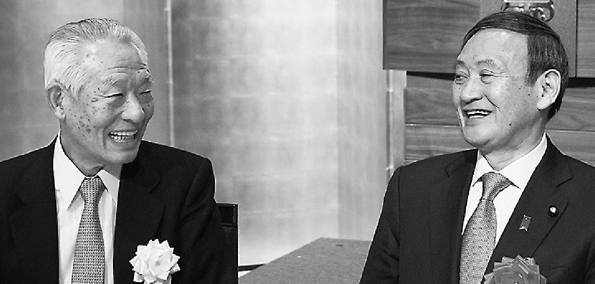 品田統括と菅官房長官(右)