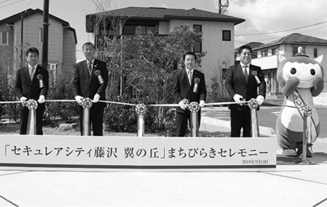テープカットの模様。左から2人目が鈴木市長、3人目が大友取締役