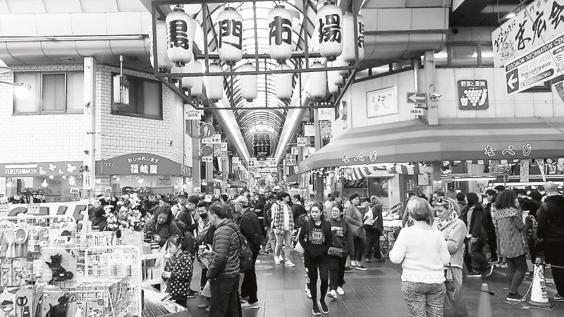 訪日外国人観光客でにぎわう大阪・ミナミの黒門市場