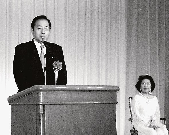 祝辞を述べる太田大臣(右は北澤艶子会長)