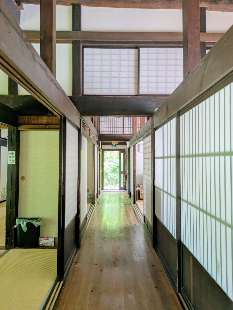 古民家宿の物語 日本全国リノベーション 139 森の中の古民家宿小萩野 (中) 太い梁、川のせせらぎ。魅力を生かした宿づくり