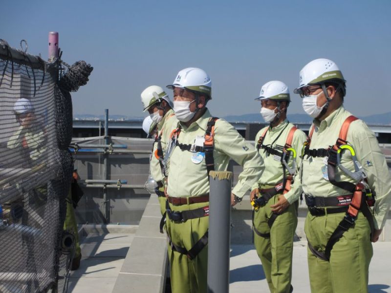 現場を視察する池上社長(中央)