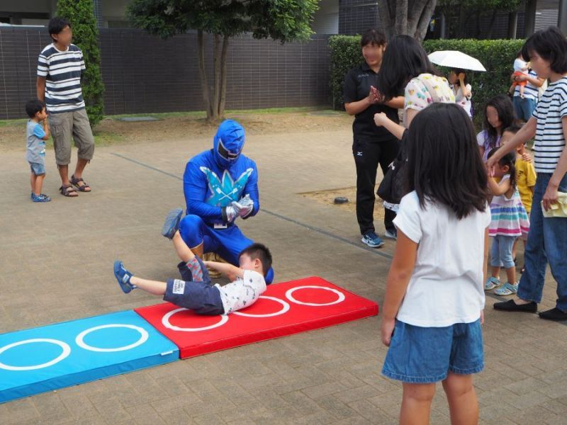 「打ち水マン」が運動をレクチャー