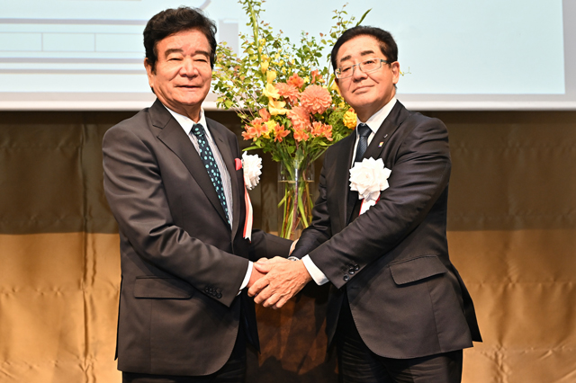 新会長に就任した三好氏(右)と高橋名誉会長