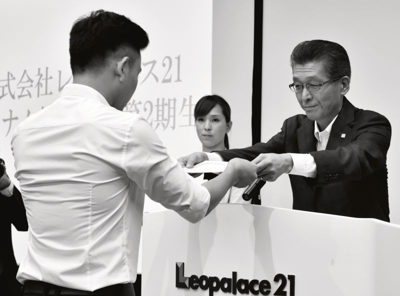 武田専務が一人ひとりに辞令を交付