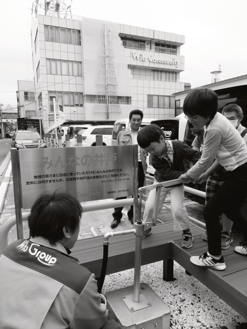 子供たちは手押し式ポンプを実体験(写真(上))