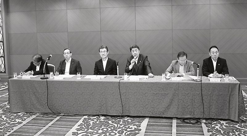 会見に臨む役員陣(中央が阿部会長)