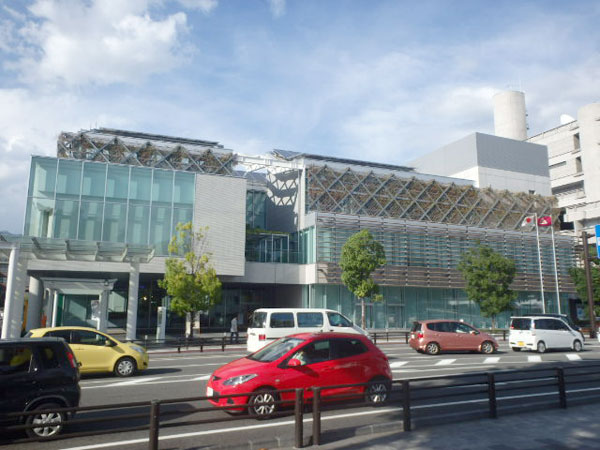 12年に開業した山梨県立図書館