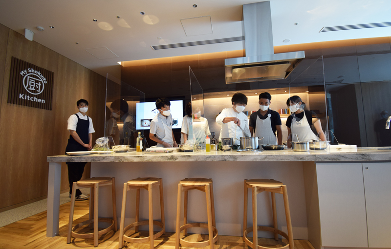 指導員の下で、一緒に料理をつくり人間関係を構築