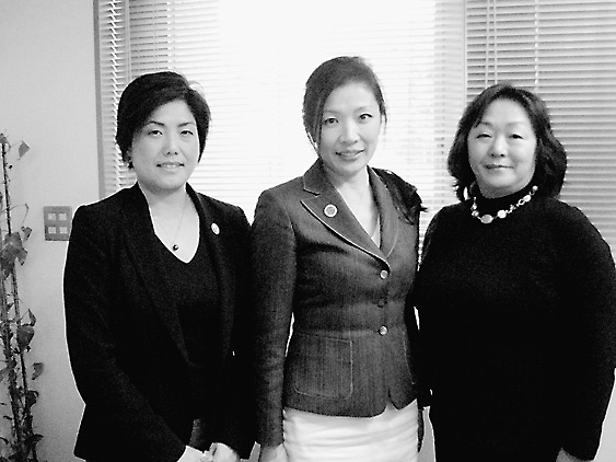 左からAREAAの夕部敦子さん、河原千賀さん、高橋初美さん