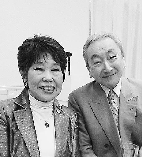 懇親会での北澤塾長(左)と橋本氏