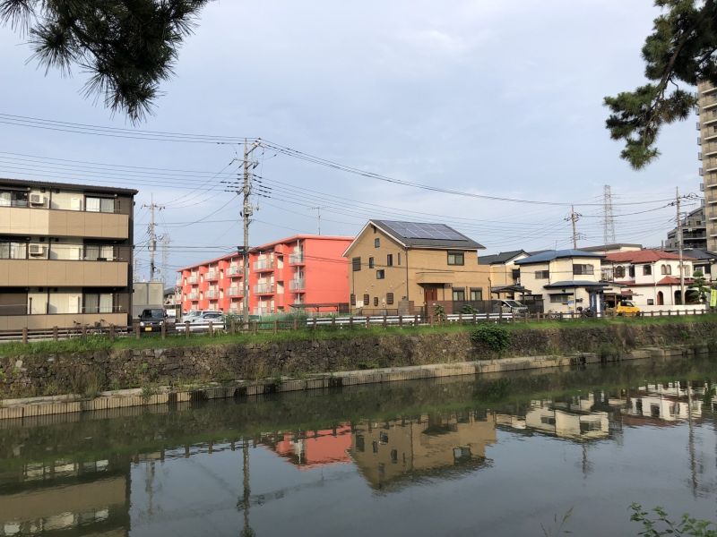 ピンクの外壁の賃貸住宅(写真中央)