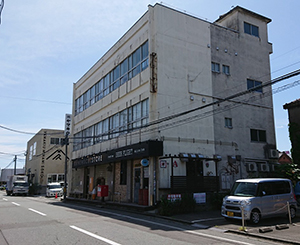 隣接ビルもリノベーション。１階には飲食店舗が入居し、２階以上はオフィスとして利用