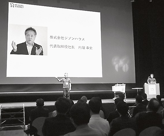 ステージ上で語る内堀社長