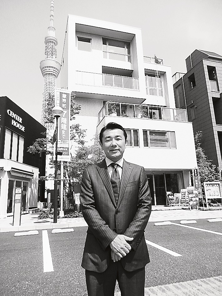スカイツリーの足元にある本所吾妻橋展示場のモデルハウス「ビューノ」と赤羽潤支社長