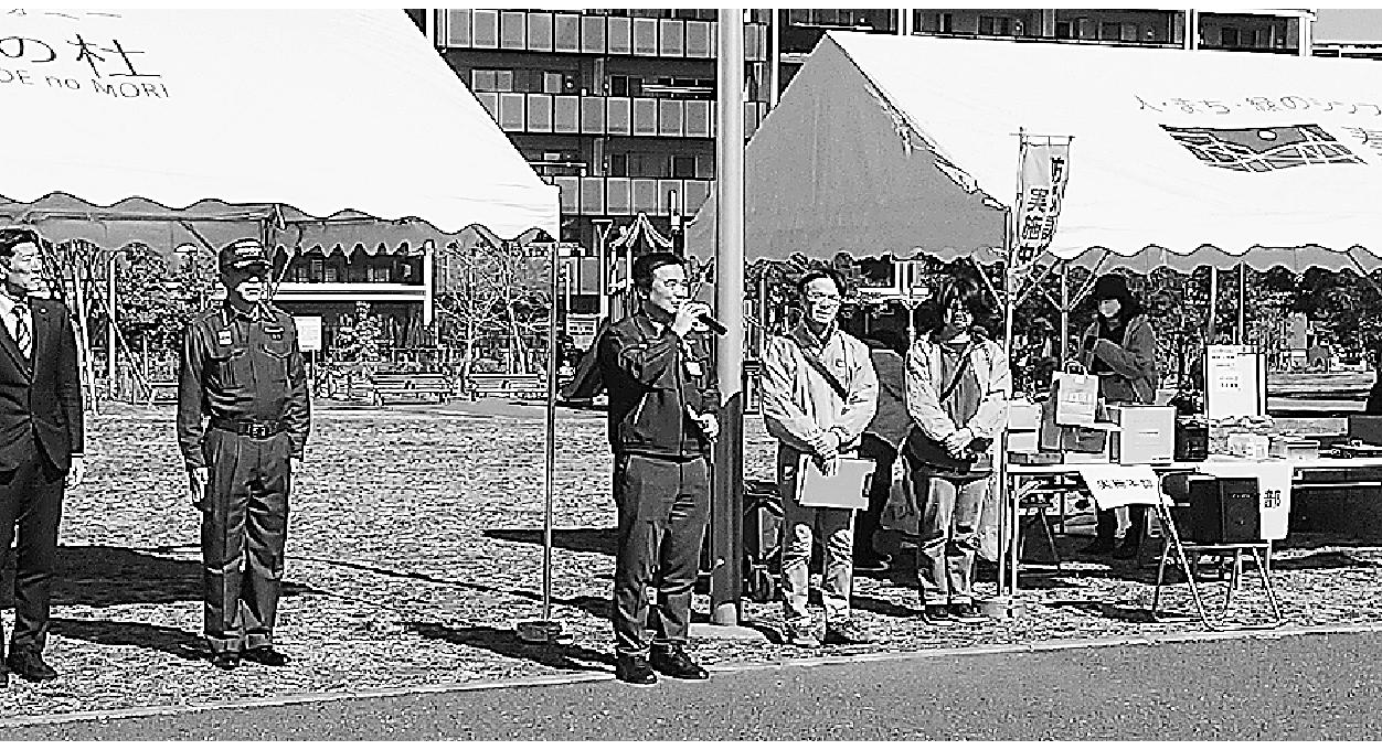 「谷津奏の杜公園」で行われた全体訓練に先立ち挨拶する宮本泰介習志野市長。千葉県では3月に入ってから地震が頻発していることもあって、参加者の関心は高く、公園内で行われた各プログラムに熱心に参加する人たちが多く見られた