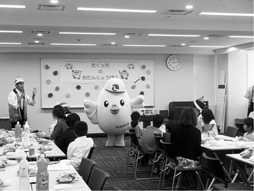 「たくっち」誕生祝う 大阪宅建公認キャラ
