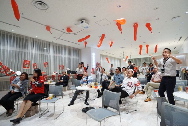 三井デザインテック本社のコミュニティスペース。コロナ以前は日本シリーズ観戦などイベントを開いていた(撮影日は18年10月30日)