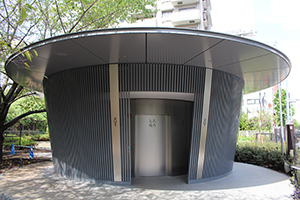 神宮通公園に設置された公共トイレ。せり出した庇が強い印象を残す