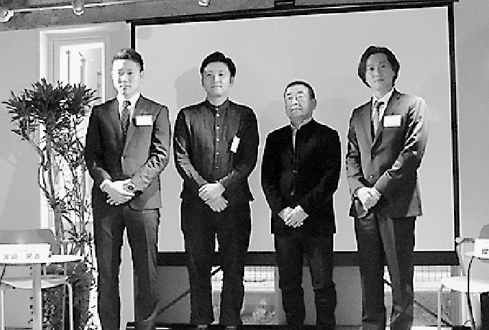 右からインテリックスの俊成誠司副社長、山本社長、宮崎社長、石橋社長