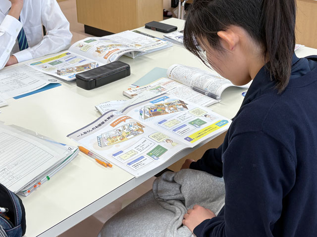 高校の授業風景。イラストが豊富な教材で、部屋探しや一人暮らしの基礎知識を楽しく学んだ