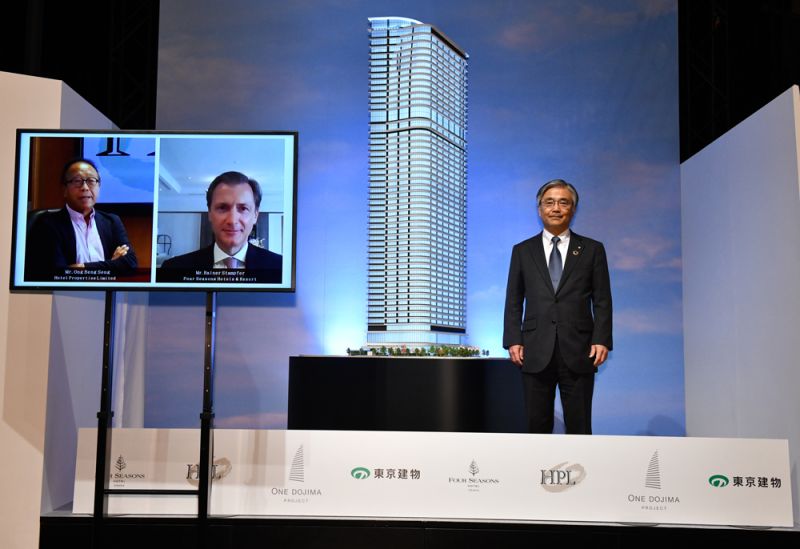完成模型を披露した東京建物 の野村社長(写真右)